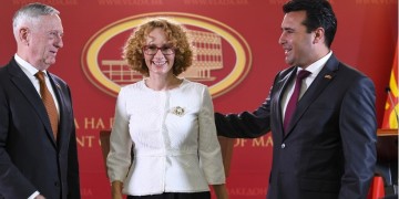 Σκοπιανή υπουργός αντιδρά στα ελληνικά τραγούδια και τα συνθήματα για τη Μακεδονία