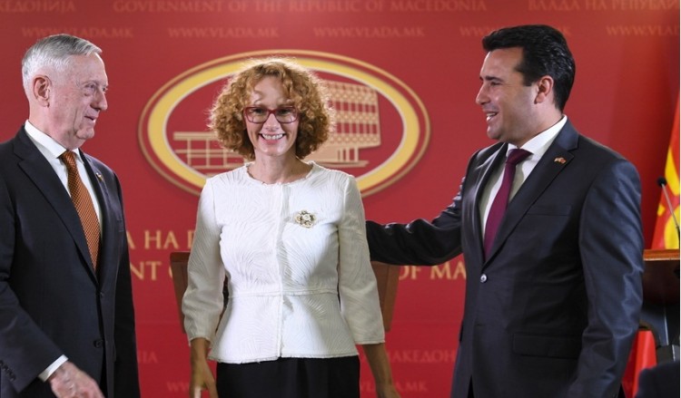 Σκοπιανή υπουργός αντιδρά στα ελληνικά τραγούδια και τα συνθήματα για τη Μακεδονία