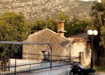 Λέσβος: Μικρασιάτες προσπαθούν να διασώσουν σπίτι που είχε στεγάσει πρόσφυγες μετά την Καταστροφή της Σμύρνης
