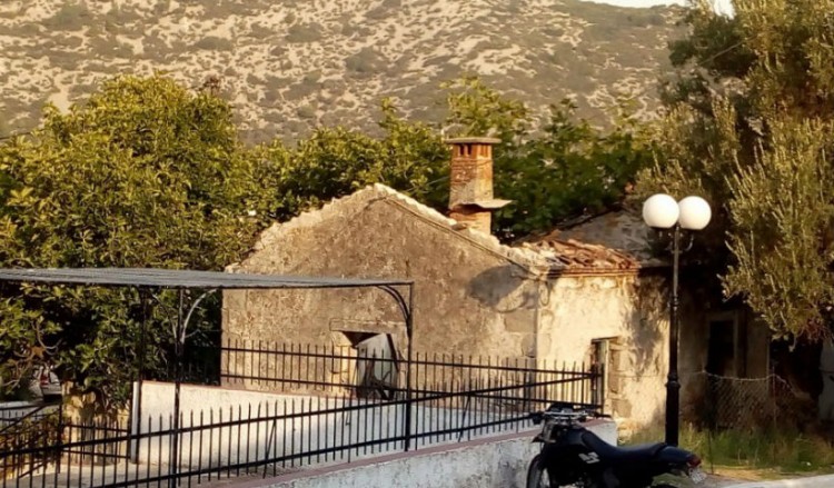 Λέσβος: Μικρασιάτες προσπαθούν να διασώσουν σπίτι που είχε στεγάσει πρόσφυγες μετά την Καταστροφή της Σμύρνης