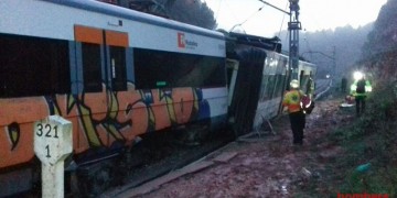 Ισπανία: Εκτροχιάστηκε τρένο στη Βαρκελώνη