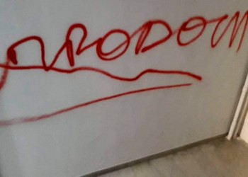 Βανδάλισαν το σπίτι του Γιάννη Μπουτάρη – Καταγγέλλει οργανωμένο σχέδιο (φωτο)