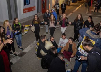 Σύλλογος Ποντίων Φοιτητών Λάρισας: Προθέρμανση στους δρόμους της πόλης για τον αυριανό χορό (βίντεο)