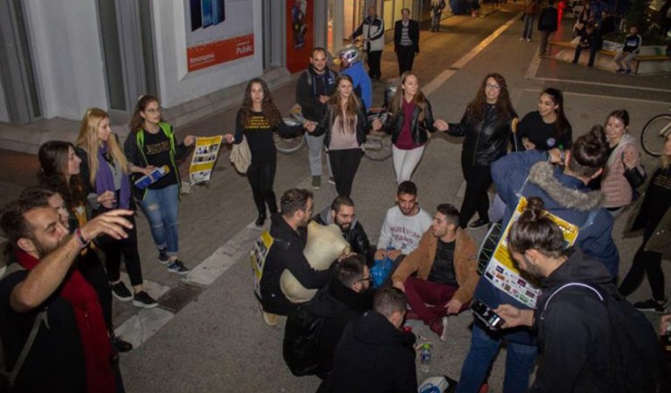 Σύλλογος Ποντίων Φοιτητών Λάρισας: Προθέρμανση στους δρόμους της πόλης για τον αυριανό χορό (βίντεο)