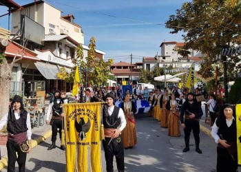 Με ποντιακές λύρες και σημαίες στην παρέλαση για την απελευθέρωση της Αριδαίας (φωτο)