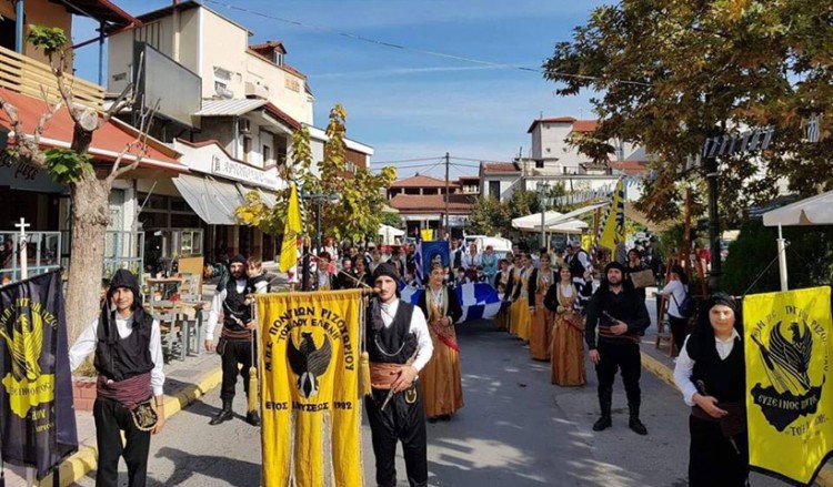 Με ποντιακές λύρες και σημαίες στην παρέλαση για την απελευθέρωση της Αριδαίας (φωτο)