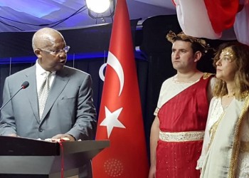 Η Τουρκία ανακαλεί την πρέσβειρα στην Ουγκάντα επειδή φόρεσε αρχαιοελληνική ενδυμασία