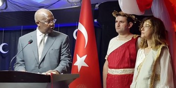 Η Τουρκία ανακαλεί την πρέσβειρα στην Ουγκάντα επειδή φόρεσε αρχαιοελληνική ενδυμασία