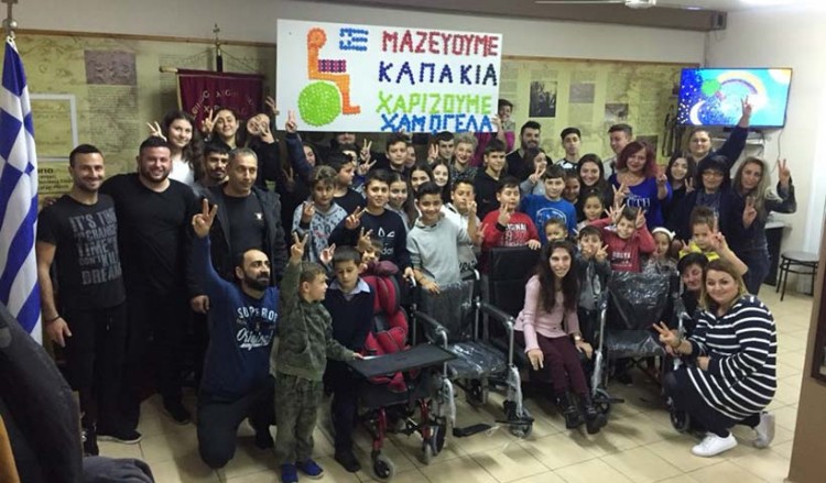 Η Εύξεινος Λέσχη Χαρίεσσας παρέδωσε τρία αναπηρικά αμαξίδια συλλέγοντας πλαστικά καπάκια (βίντεο)