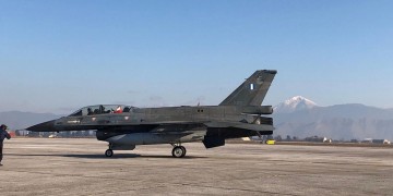 Ποιο έλκηθρο; Στη Λάρισα ο Αϊ-Βασίλης πήγε με F-16! (βίντεο)