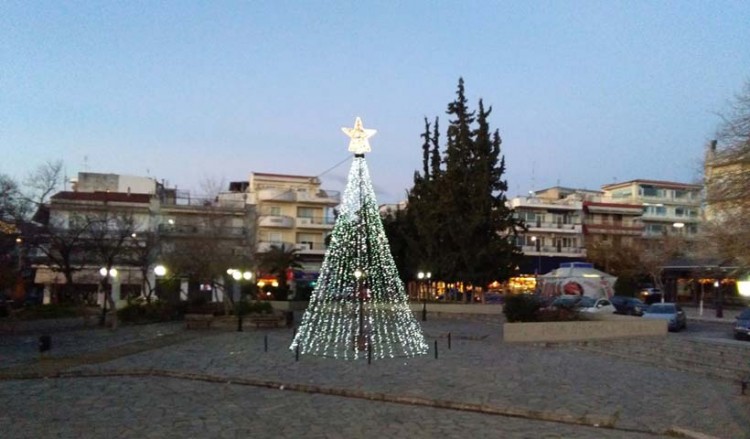 Ποντιακοί χοροί στο άναμμα χριστουγεννιάτικων δέντρων στο Δήμο Παύλου Μελά