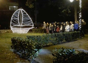 Φωταγωγήθηκε το χριστουγεννιάτικο καράβι στη Δροσιά με τον γλυκό ήχο της ποντιακής λύρας