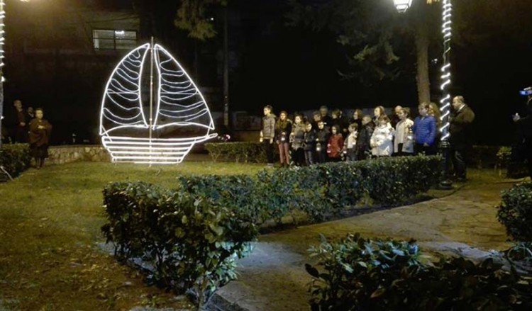Φωταγωγήθηκε το χριστουγεννιάτικο καράβι στη Δροσιά με τον γλυκό ήχο της ποντιακής λύρας