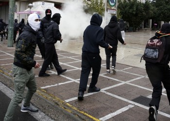 Επεισόδια στις πορείες για τον Γρηγορόπουλο: Πετροπόλεμος, μολότοφ και χημικά (βίντεο)