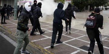 Επεισόδια στις πορείες για τον Γρηγορόπουλο: Πετροπόλεμος, μολότοφ και χημικά (βίντεο)