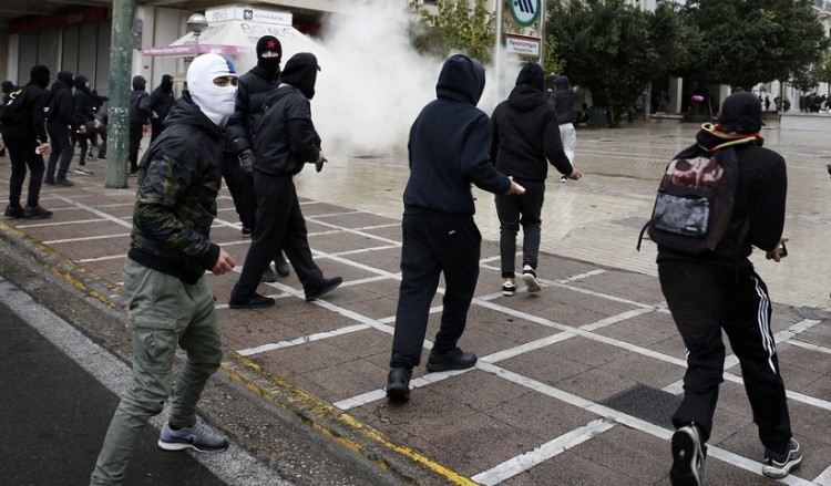 Επεισόδια στις πορείες για τον Γρηγορόπουλο: Πετροπόλεμος, μολότοφ και χημικά (βίντεο)