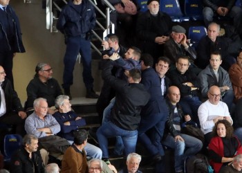 Ομιλία Τσίπρα: Άνδρας τραγούδησε το «Μακεδονία Ξακουστή» και τον έβγαλαν σηκωτό (βίντεο)