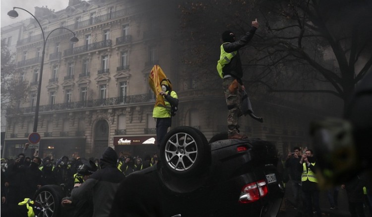 Γαλλία: Σκηνές αντάρτικου πόλης στο Παρίσι