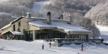 Στα λευκά πολλές περιοχές στη βόρεια Ελλάδα – Πού χρειάζονται αλυσίδες (βίντεο)