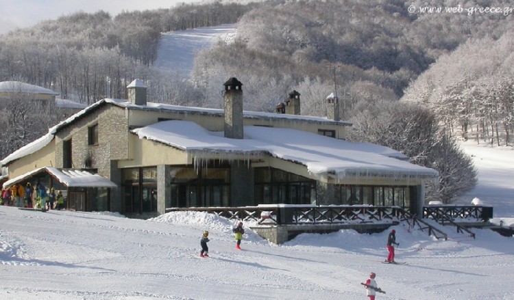 Στα λευκά πολλές περιοχές στη βόρεια Ελλάδα – Πού χρειάζονται αλυσίδες (βίντεο)