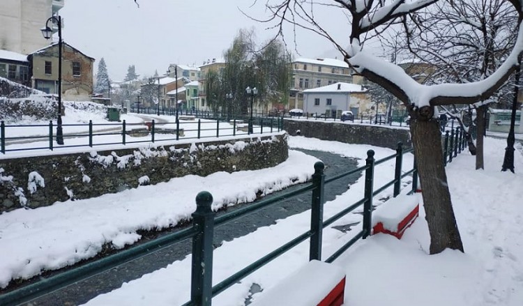 Υποχωρεί σταδιακά η κακοκαιρία – Πού χρειάζονται αλυσίδες