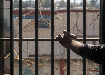 Χριστούγεννα 2018: Αστυνομικοί της Θεσσαλονίκης παρέδωσαν βιβλία σε κρατουμένους