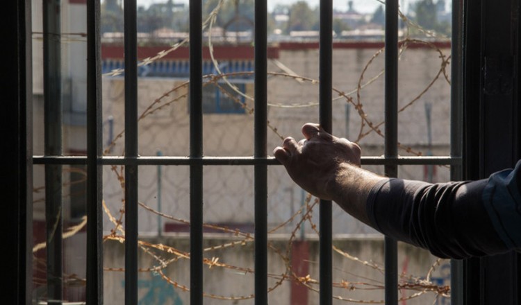 Χριστούγεννα 2018: Αστυνομικοί της Θεσσαλονίκης παρέδωσαν βιβλία σε κρατουμένους