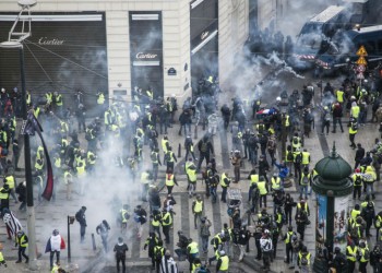 «Κίτρινα γιλέκα»: Η Γαλλία περιμένει την παρέμβαση Μακρόν, ανυπολόγιστες οι ζημιές