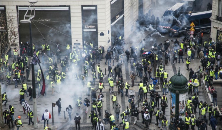«Κίτρινα γιλέκα»: Η Γαλλία περιμένει την παρέμβαση Μακρόν, ανυπολόγιστες οι ζημιές