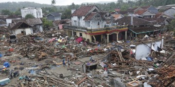 Την απόλυτη φρίκη ζουν στην Ινδονησία – Ψάχνουν στα συντρίμμια για επιζώντες (βίντεο)