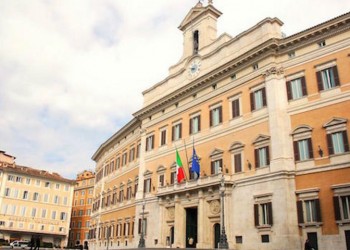 Ροζ σκάνδαλο στην ιταλική βουλή:  Κάμερα «συνέλαβε» βουλευτές να κάνουν σεξ στις τουαλέτες