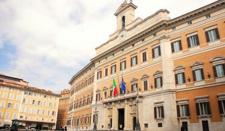 Ροζ σκάνδαλο στην ιταλική βουλή:  Κάμερα «συνέλαβε» βουλευτές να κάνουν σεξ στις τουαλέτες