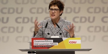 Κραμπ-Κάρενμπαουερ: Θα είναι η επόμενη Γενική Γραμματέας του ΝΑΤΟ;