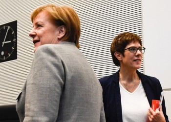 Πιο δημοφιλής από τη Μέρκελ η νέα ηγέτιδα του CDU Κραμπ-Κάρενμπαουερ