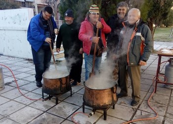 Παρασκευή καβουρμά με γλέντι από τους Πόντιους στην Αλεξάνδρεια Ημαθίας (βίντεο)