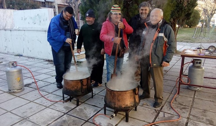 Παρασκευή καβουρμά με γλέντι από τους Πόντιους στην Αλεξάνδρεια Ημαθίας (βίντεο)
