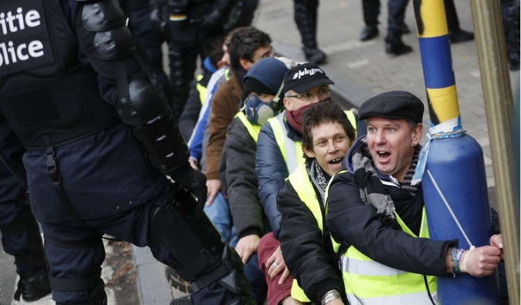 «Κίτρινα γιλέκα»: Σχεδόν 2.000 προσαγωγές στις χθεσινές διαδηλώσεις