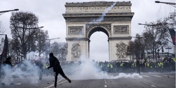 «Κίτρινα γιλέκα»: Άγριες συμπλοκές στο Παρίσι, αποκλεισμοί δρόμων στη Γαλλία