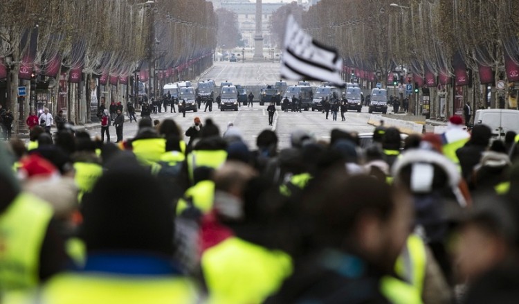 «Κίτρινα γιλέκα»: Αποκλιμάκωση κινητοποιήσεων σε Παρίσι και περιφέρεια