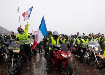 Χάος σε αυτοκινητόδρομους της Γαλλίας καθώς τα «κίτρινα γιλέκα» καταλαμβάνουν και πυρπολούν διόδια
