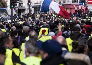 «Κίτρινα γιλέκα»: 38.600 διαδηλωτές στους δρόμους της Γαλλίας