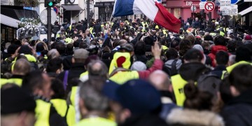 «Κίτρινα γιλέκα»: 38.600 διαδηλωτές στους δρόμους της Γαλλίας