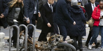 Αναβάλλεται η επίσκεψη Μακρόν στη Σερβία λόγω των επεισοδίων στο Παρίσι