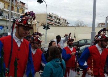 Οι Μωμόγεροι βγήκαν στους δρόμους της Πτολεμαΐδας