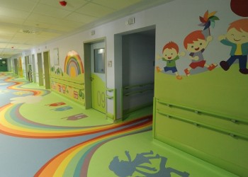 Πέθανε το 6χρονο αγοράκι που βρέθηκε τυλιγμένο με το λουρί του σκύλου του