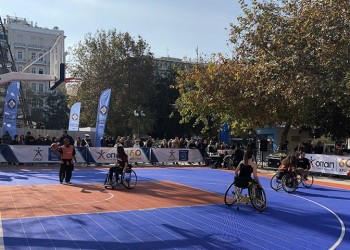 Η Πλατεία Συντάγματος μεταμορφώθηκε σε γήπεδο μπάσκετ από τον ΟΠΑΠ για το «2ο Ηοpe Streetball» της ΟΣΕΚΑ (βίντεο)