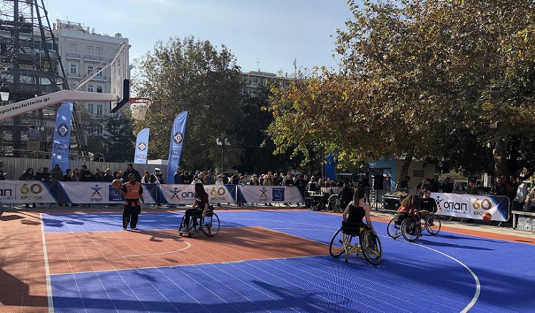 Η Πλατεία Συντάγματος μεταμορφώθηκε σε γήπεδο μπάσκετ από τον ΟΠΑΠ για το «2ο Ηοpe Streetball» της ΟΣΕΚΑ (βίντεο)