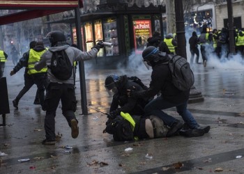 «Κίτρινα γιλέκα»: Πολεμικό σκηνικό στη Γαλλία – Περισσότεροι από 100 τραυματίες και 1.300 προσαχθέντες