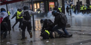 «Κίτρινα γιλέκα»: Πολεμικό σκηνικό στη Γαλλία – Περισσότεροι από 100 τραυματίες και 1.300 προσαχθέντες