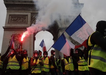«Κίτρινα γιλέκα»: Η κυβέρνηση της Γαλλίας ακυρώνει την αύξηση της φορολογίας στα καύσιμα